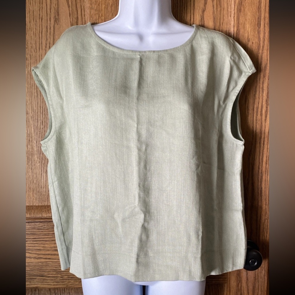 NWT Women’s Light Green Linen Look Top. Size Small